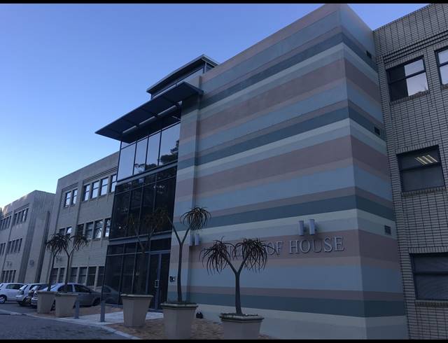 876M² OFFICE TO LET IN PLATTEKLOOF